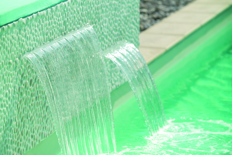 El detalle que marca la diferencia: el murmullo de una cascada en su piscina