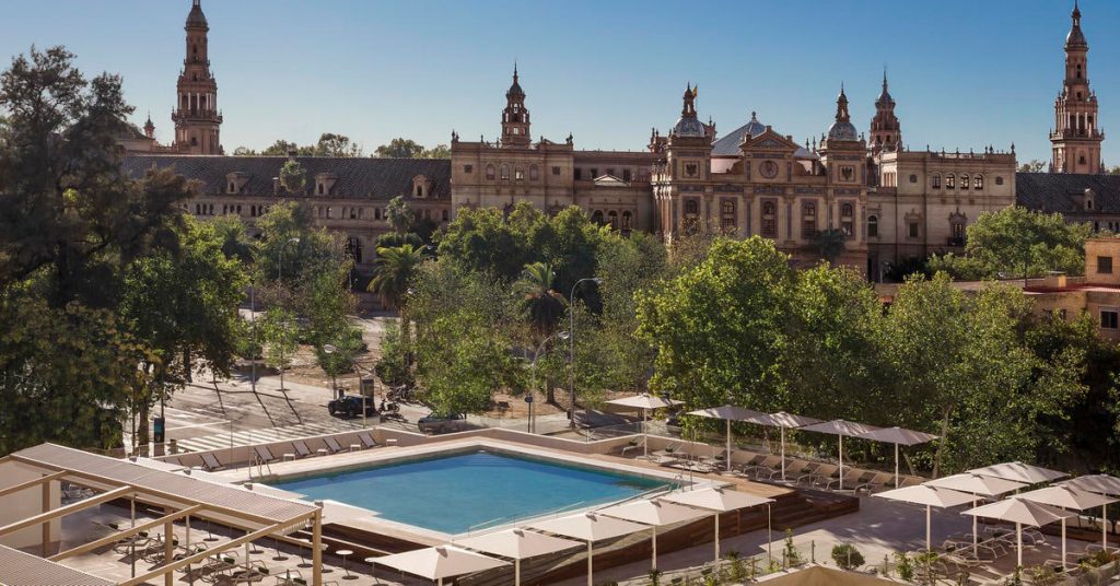 ed 85MeliaSevilla Pool Eagle View | PISCINIA | Construcción de piscinas en España